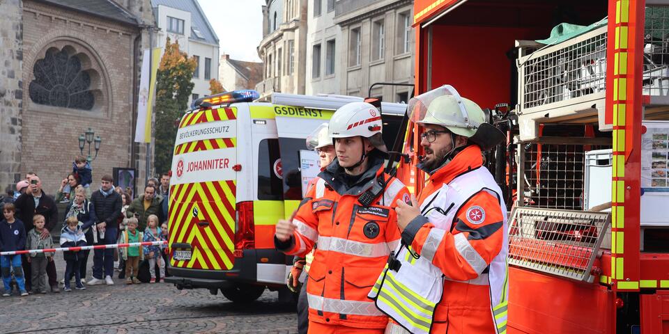 Johanniter beim Einsatz nach einem fingierten Brand.