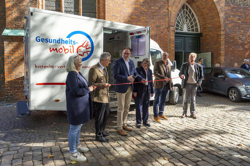 Sabine Steen, Hans-Martin Grusnick, Jan Lindenau, Dörte Eitel, Thomas Müller und Jörg Hahn weihen das Gesundheitsmobil ein.