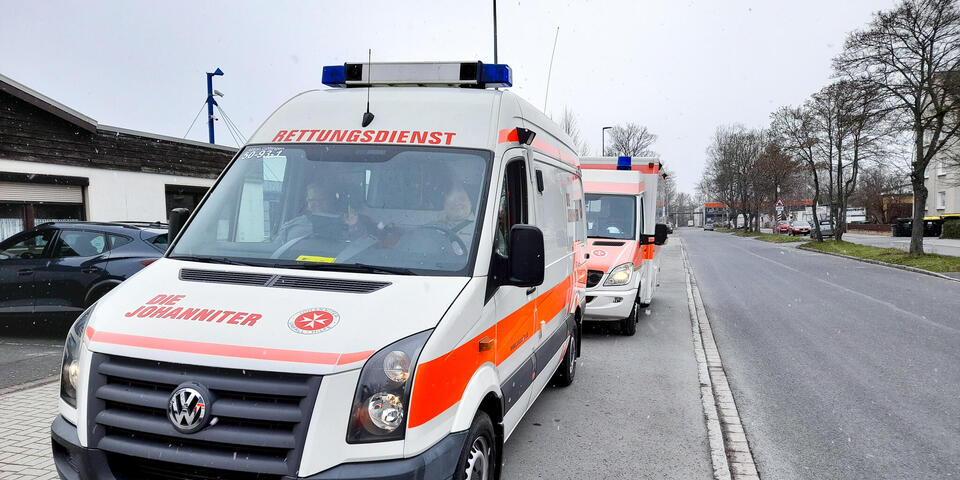 Ein Fahrzeug der JUH parkt am Straßenrand