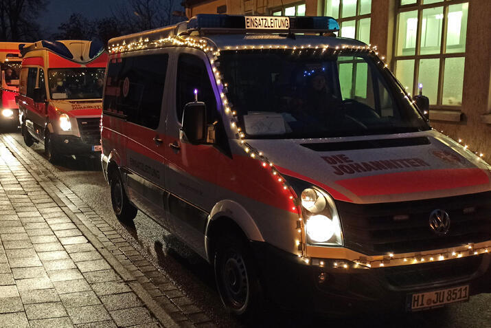 Einsatzfahrzeuge mit Lichterketten geschmückt