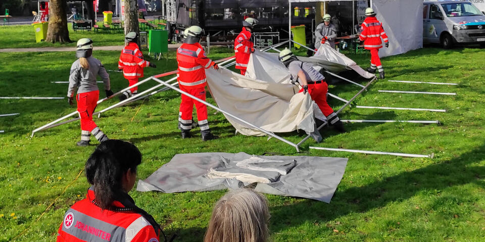 Johanniter bauen ein Zelt auf