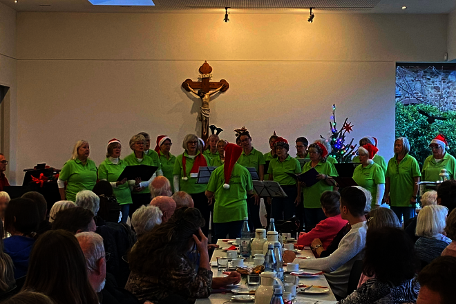 Der Chor "Bella Musica" bringt weihnachtliche Stimmung ins Begegnungscafé
