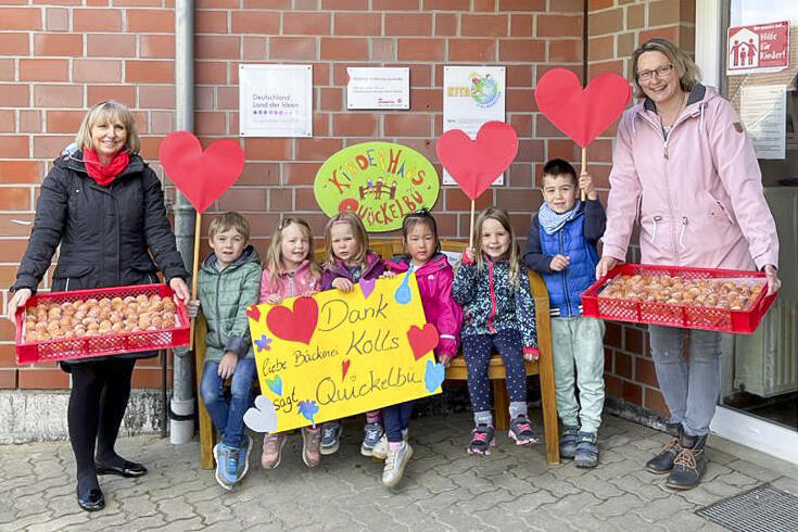 Die Kinder der Kita Quickelbü bedanken sich zusammen mit den Erzieherinnen Teresa Ryl und Janine Waldbauer (v.l.) für die Quarkbällchen.