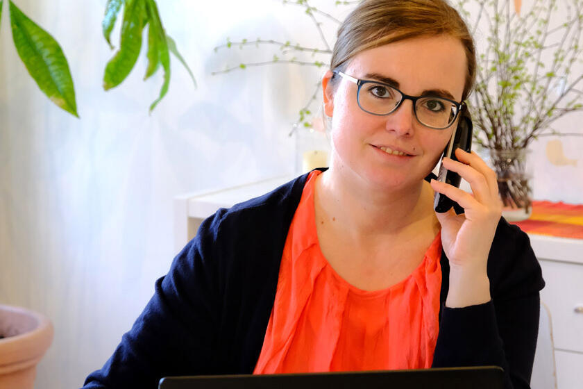 Sarah Plesse während eines Telefonats im Büro des Quartierstreffs