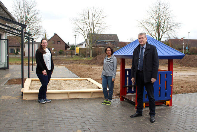 Gruppenfoto mit Somaya Khawari, der Kitaleitung und Walter Prigge vom Jobcenter Hildesheim. 