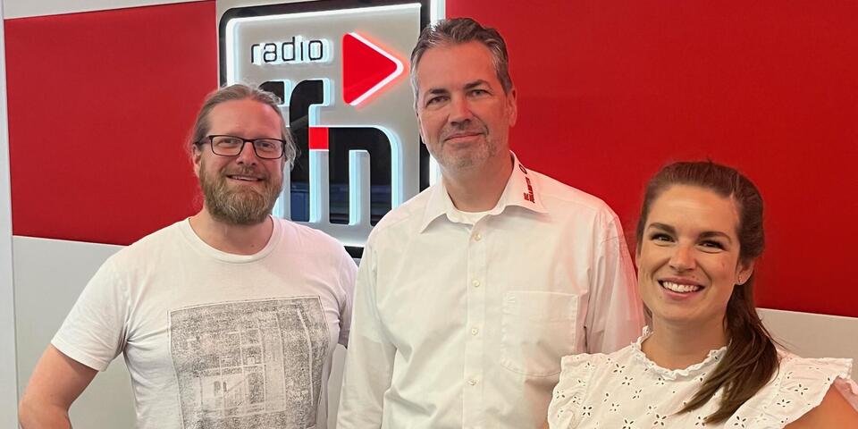 Sebastian Multhoff mit den beiden Moderator*innen