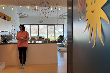 Innenansicht Intensivpflege-Wohngruppe im Kinderhaus "Pusteblume", Wohnküche und Aufenthaltsraum