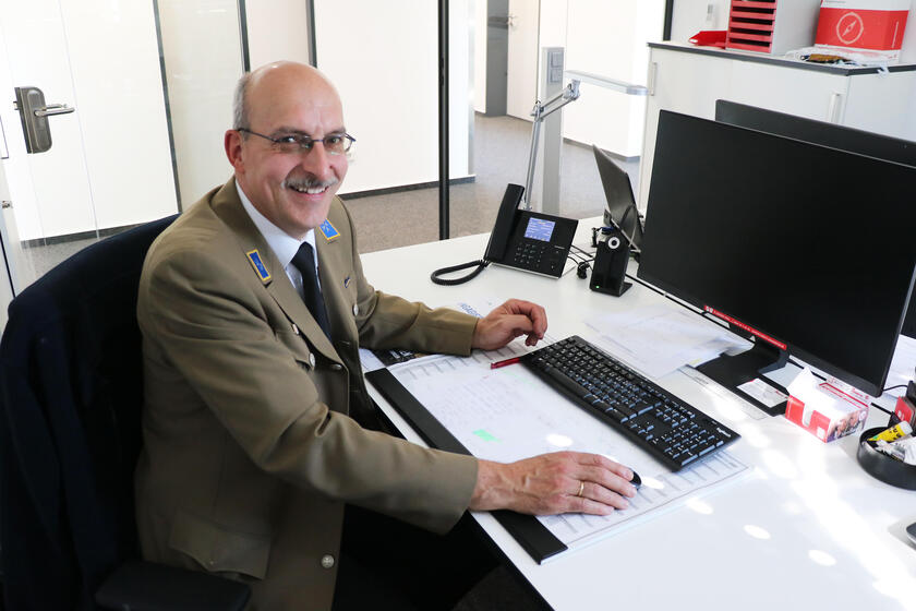 Winfried Kipke sitzt am Schreibtisch vor dem Rechner.