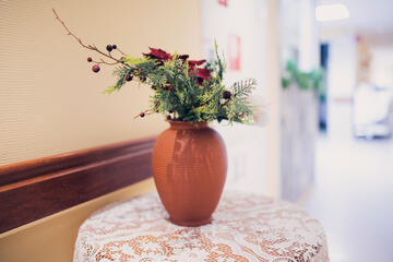 Weihnachtlich dekorierte Vase auf einem Tisch