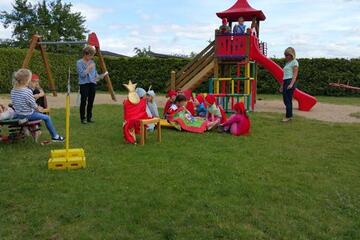 Auf dem Spielplatz - Die Kinder spielen Schneewittchen