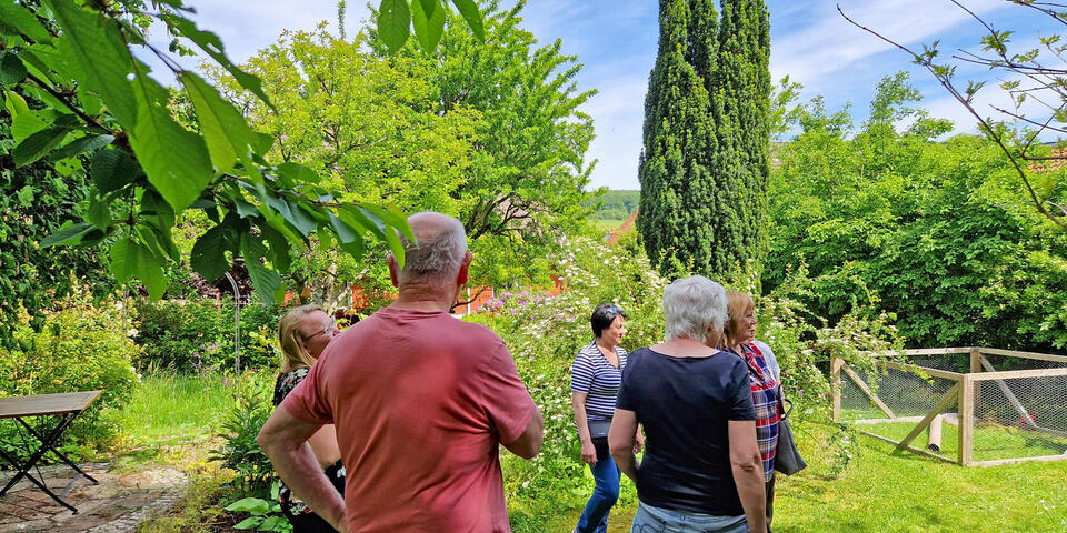 Menschen in einem Garten