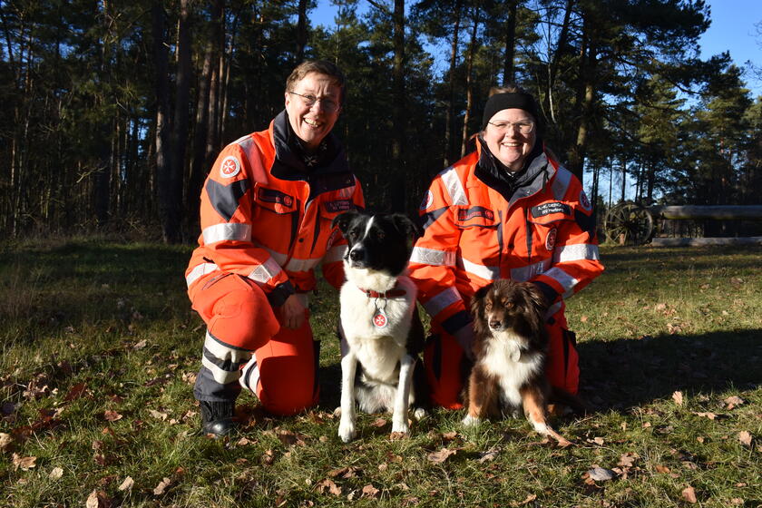 Anja Lütchens (links) mit Border Collie Mix Jule und Ann-Kathrin Diercks mit Mini Australian Shepherd Sam bestanden die Rettungshundeprüfung für die Flächensuche.