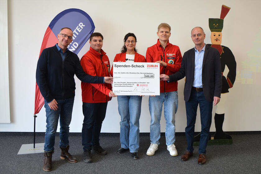 Regional Vorstand Denis Papperitz hält gemeinsam mit zwei Ehrenamtlichen aus der Johanniter Jugend, sowie Susann Fritsch und Peer Monte von ZÜBLIN einen Spendenscheck im Wert von 500 Euro in der Hand