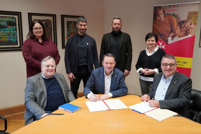 Oberbürgermeister Meyer und Regionalvorstandsmitglied Martin Steinkirchner bei der Vertragsunterzeichnung.