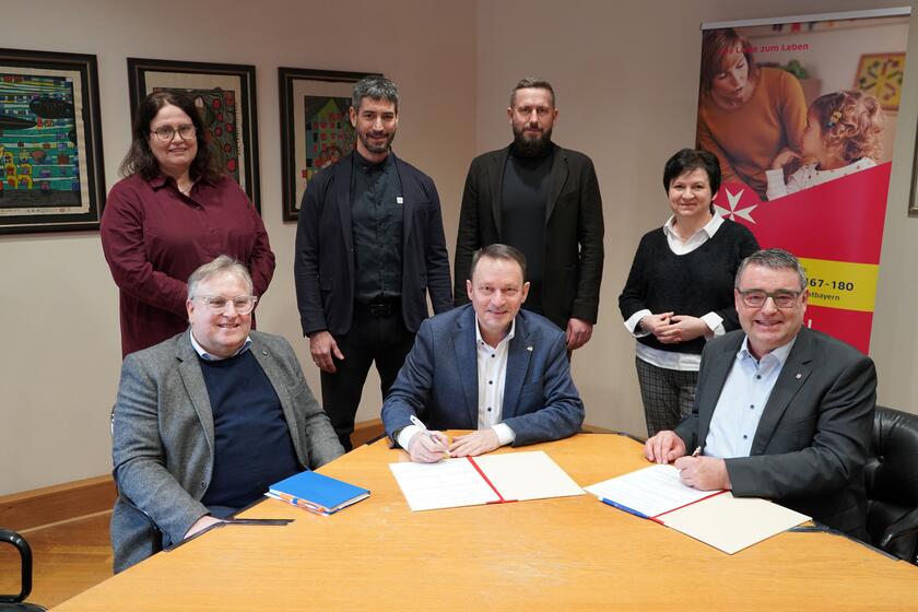 Oberbürgermeister Meyer und Regionalvorstandsmitglied Martin Steinkirchner bei der Vertragsunterzeichnung.