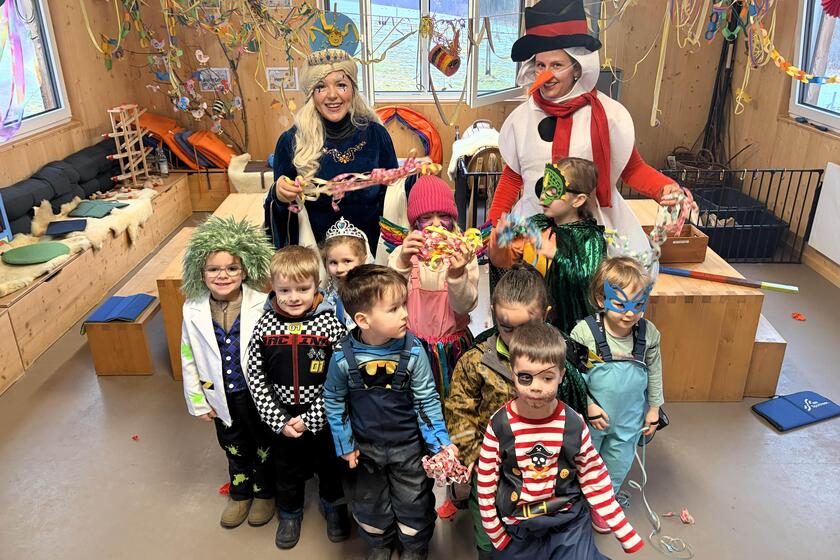 Verkleidete Kinder feiern Fasching