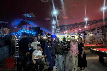 Jugendliche beim Bowling