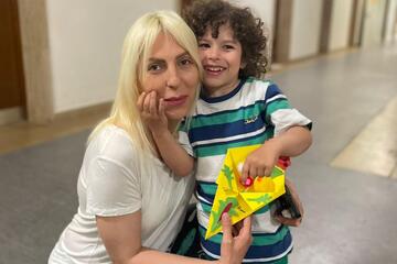 Ein Junge und seine Mutter mit dem Muttertagsgeschenk