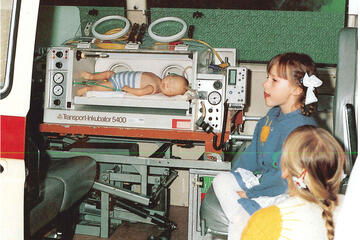 Vorführung eines Baby-Nottransports im Jahr 1992.