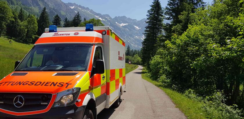 Ein Rettungswagen steht vor einer malerischen Kulisse bei Bad Hindelang
