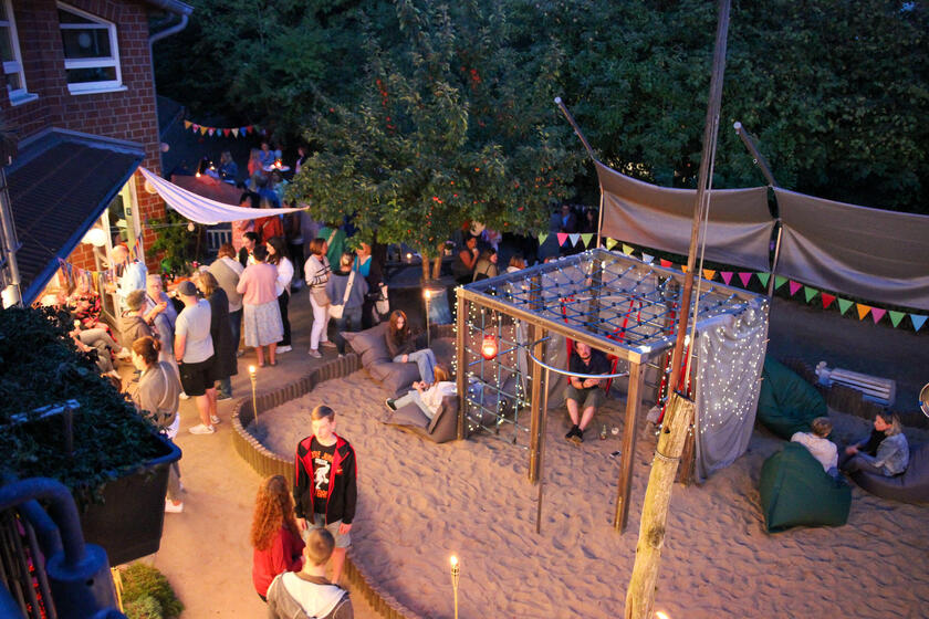 An einem sommerlichen Abend ließen die Gäste, darunter viele ehemalige Mitarbeitende und Eltern, das Jubiläum bei einer Beachparty ausklingen.