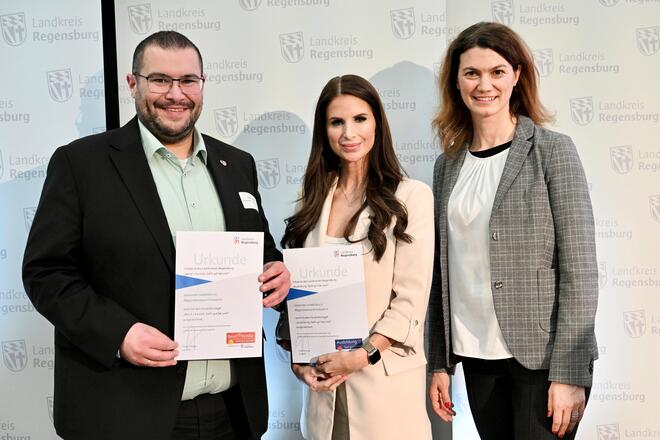 Regionalvorstandsmitglied Tobias Karl und Ramona Koller mit den Siegeln.   