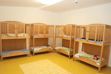 Betten für die Kinder in der Johanniter-Kinderkrippe "Turmwichtel" Bad Abbach laden zum Mittagsschlaf ein.