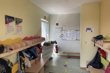 Eingangsbereich der Kita Pustewind mit Jacken und Schuhen