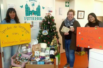 Spendenübergabe der Aktion „Plätzchen für Kätzchen“ mit Mitarbeitenden des Horts Ritterburg Mering und der Kita Sommerkeller sowie einer Vertreterin des Katzenschutzvereins.