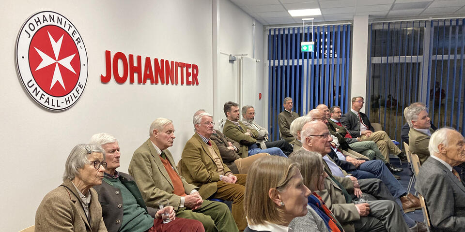 Ein Gruppe von Menschen sitzend in einem Konferenzraum