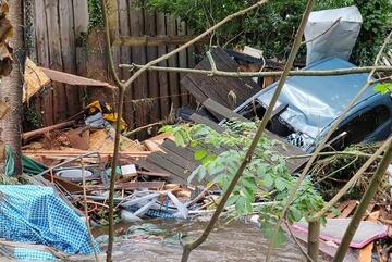 Ein beschädigtes Auto nach der Flutkatastrophe in Rheinland-Pfalz und Nordrhein-Westfahlen.