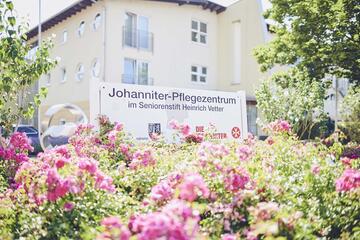 Blumen vor dem Johanniter-Seniorenzentrum im Seniorenstift Heinrich Vetter