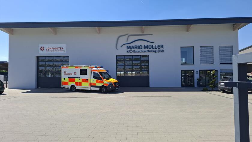 Ein Rettungswagen der Johanniter steht vor dem Rolltor der Wemdinger Johanniter-Rettungswache.