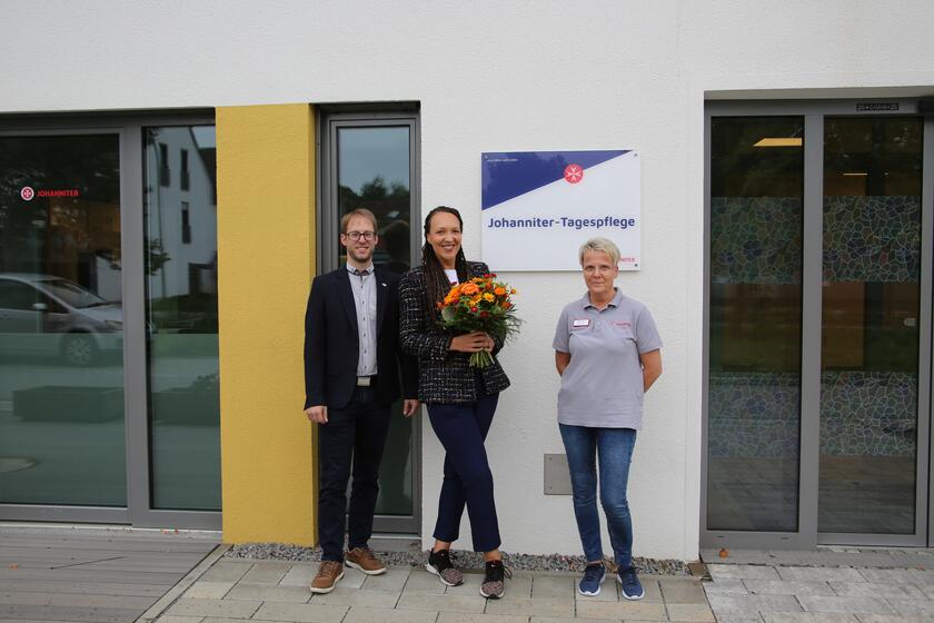 Neue Pflegedienstleitung Janet Mayer erhält Blumenstrauß