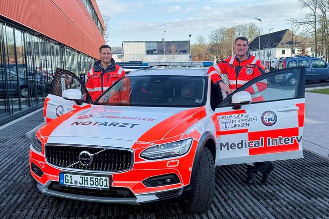 Notarzt und Notfallsanitäter mit Gießener Medical Intervention Car