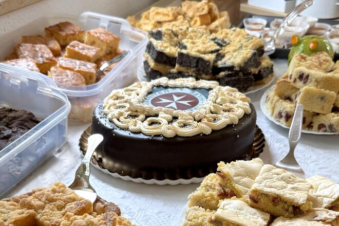 Kuchen und eine Torte mit der Aufschrift "Johanniter-Unfall-Hilfe e.V."