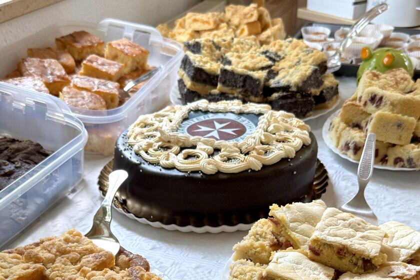 Kuchen und eine Torte mit der Aufschrift "Johanniter-Unfall-Hilfe e.V."