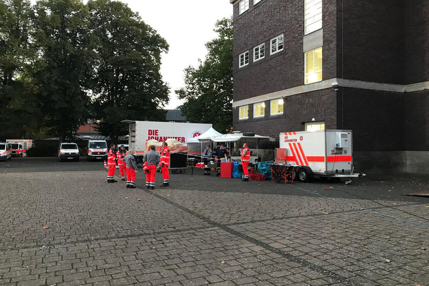 Einsatzkräfte vor einer Schule