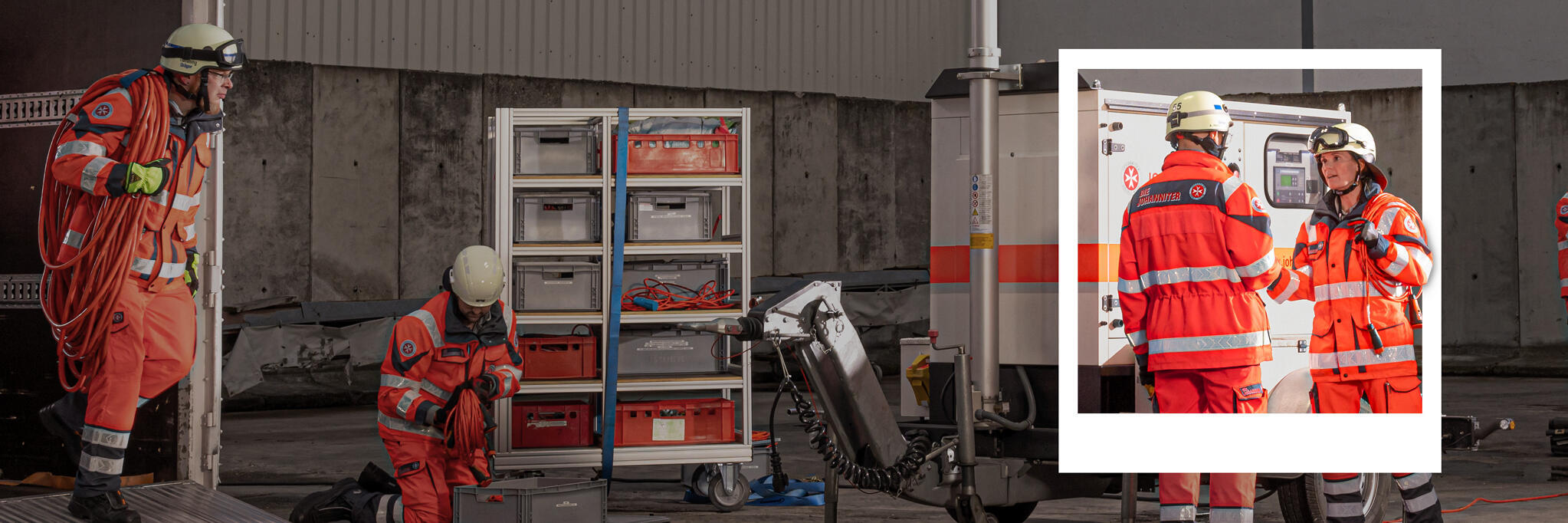 Ehrenamtlich Tätige bei den Johannitern im Bereich Technik im Katastrophenschutz beim Verladen von Materialien.