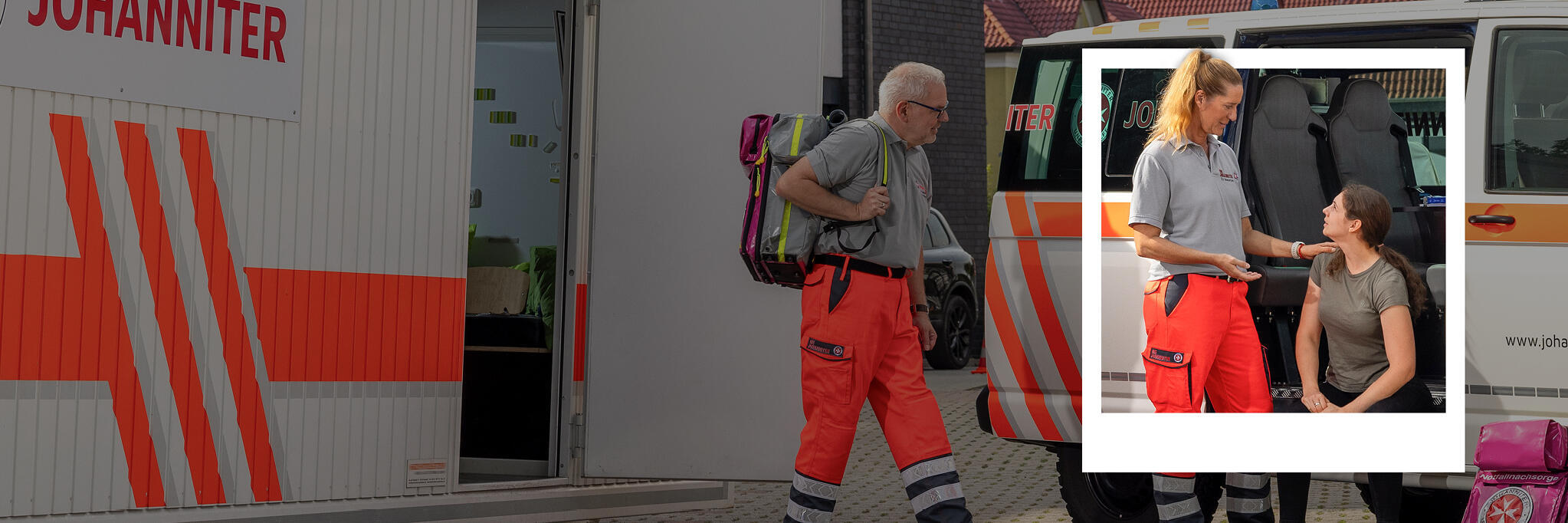Ehrenamtlich Tätige bei den Johannitern im Bereich PSNV sprechen mit einer Frau, die vor einem Rettungswagen sitzt.