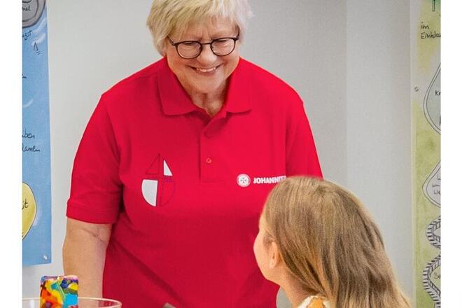 Betreuerin bastelt mit Mädchen bei der Lacrima Trauergruppe