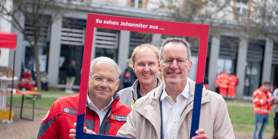 Oliver Meermann, Mitglied des Landesvorstands der Johanniter in Hessen/Rheinland-Pfalz/Saar, Stefan Jörg, Regionalvorstand der Johanniter und der rheinland-pfälzische Innenminister Michael Ebling.