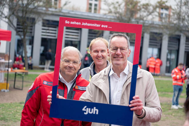 Oliver Meermann, Mitglied des Landesvorstands der Johanniter in Hessen/Rheinland-Pfalz/Saar, Stefan Jörg, Regionalvorstand der Johanniter und der rheinland-pfälzische Innenminister Michael Ebling.