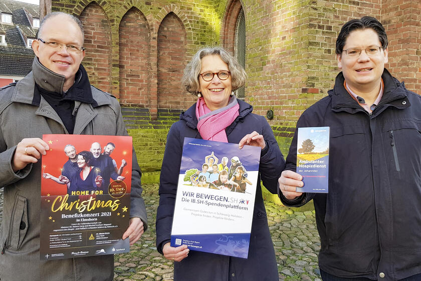 Olaf Seiler (Sparkasse Elmshorn), Verena von Baudissin (Ambulanter Hospizdienst Elmshorn/Quickborn) und Kristian Schneider (Kantor der St. Nikolai-Kirche Elmshorn) freuen sich über das Benefiz-Weihnachtskonzert „Home for Christmas“ am 10. Dezember.