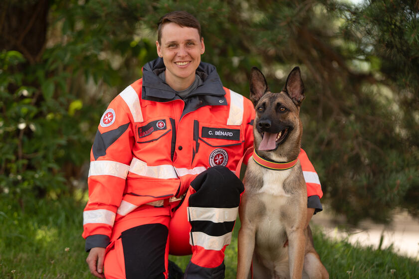 Caroline und Joshi von der Johanniter-Rettungshundestaffel Baden-Karlsruhe