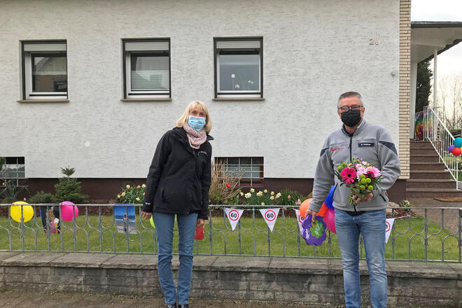 Eine frau erhält von einem mann einen Blumenstrauß