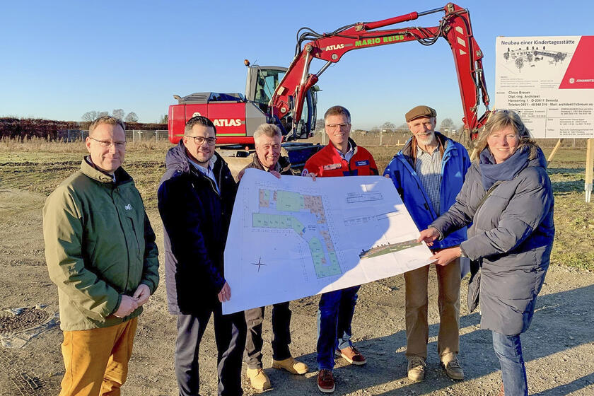 Freuen sich über den Baustart der Johanniter-Kita: Tom Rasmussen (Fachbereichsleiter Planen und Bauen Gemeinde Rellingen), Bürgermeister Marc Trampe, Claus Breuer (Architekt), Peter Küpper (Bereichsleiter Kinder- und Jugendhilfe der Johanniter), Achim Diekmann (Vorsitzender Ausschuss für Kinder, Jugend und Sport), Fachbereichsleiterin Bürgerservice Silke Mannstaedt.