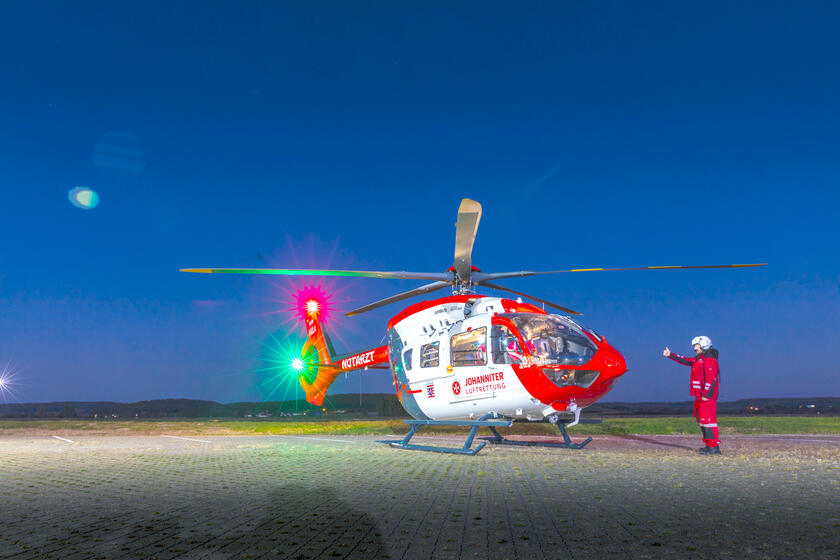 Hubschrauber der Johanniter Luftrettung auf dem Flugfeld