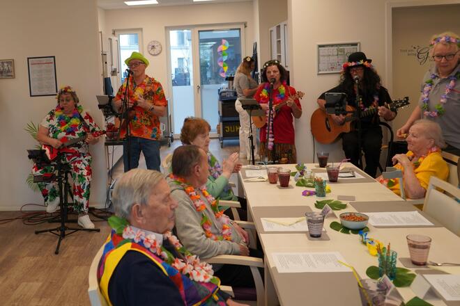 Musikantinnen und Musikanten sorgen für Stimmung in der Tagespflege.