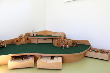 Spielecke zum Bauen und Spielen mit zahlreichen Holzspielsachen. 